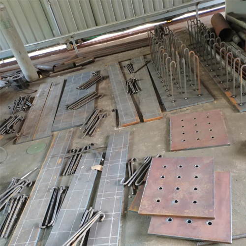 有哪些其他因素会影响黄石预埋件位置的确定？